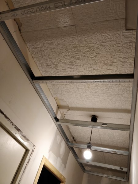 Pose des ferrailles pour plafond